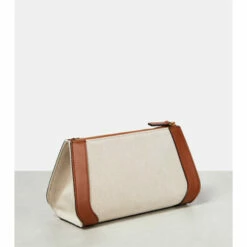 Valentino Garavani VLogo Medium Cosmetics Case 8 Valentino Garavani VLogo Medium Cosmetics Case -Valentino Garavani Sales unnamed file 102