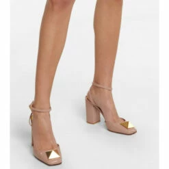 Valentino Garavani One Stud Patent Leather Pumps -Valentino Garavani Sales unnamed file 1342